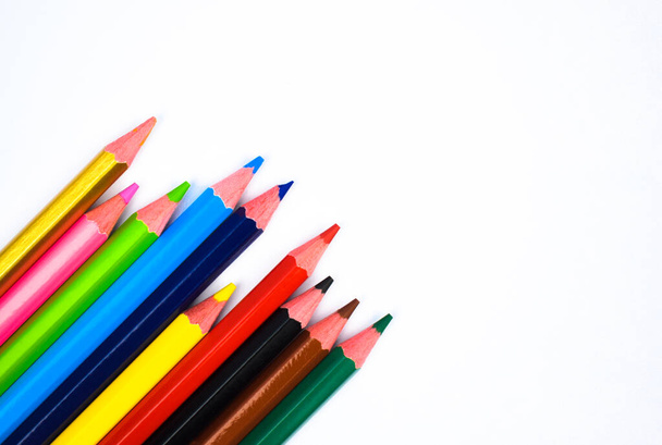 Školní pastelky a tužky